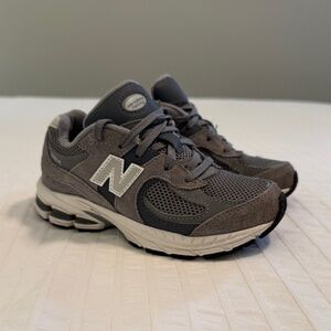 NEW BALANCE Boys 2002R Grey White Suede Athletic Sneakers Classic Size 12